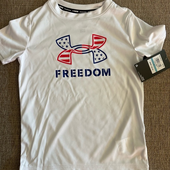 NWT 2pc Under Armour Red, Blue And White Swim Shirt & Shorts Boys 5 - Picture 2 of 5